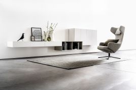 Lange witte lage hangkast met ruimte voor LP's. De Kettnaker Alea kast.
