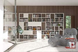 Grote witte boekenkast met verschillende vakken grotes van Kettnaker. Vita wandkast.
