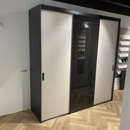 Schuifdeurkast zwart wit Noteborn showroommodel